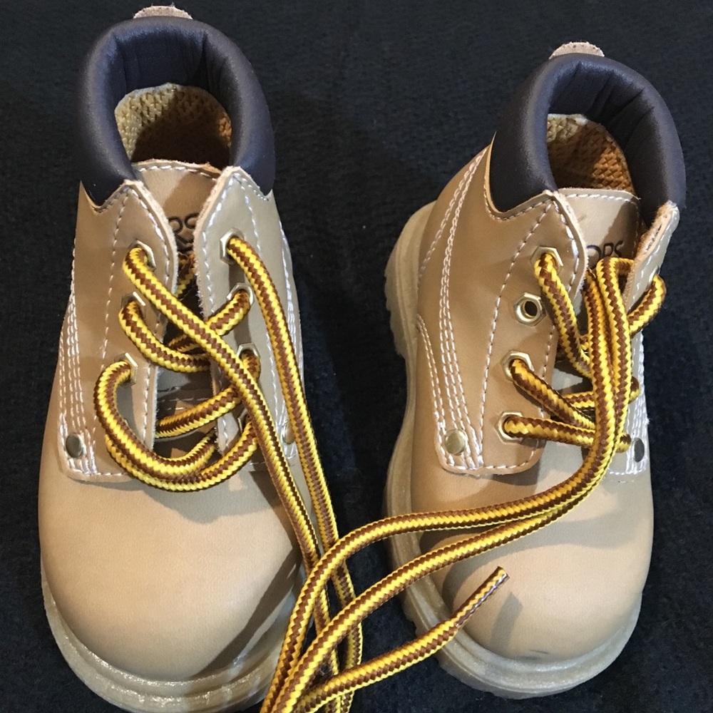 Little "work boot style  hard soled shoes  size 4